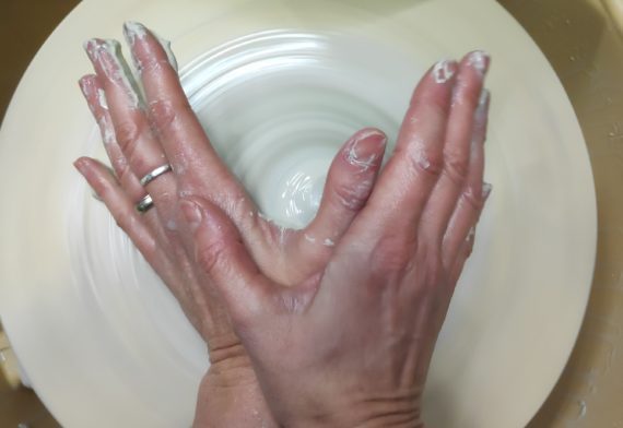 Les gestes anciens en poterie : une transmission vivante entre la terre et l’artisan