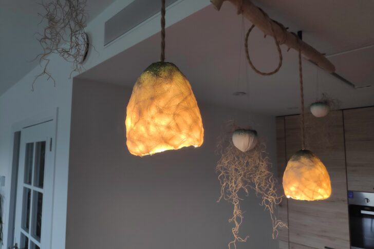 Luminaire sur mesure artisanal en porcelaine et bois, création artisanale belge pour un mariage