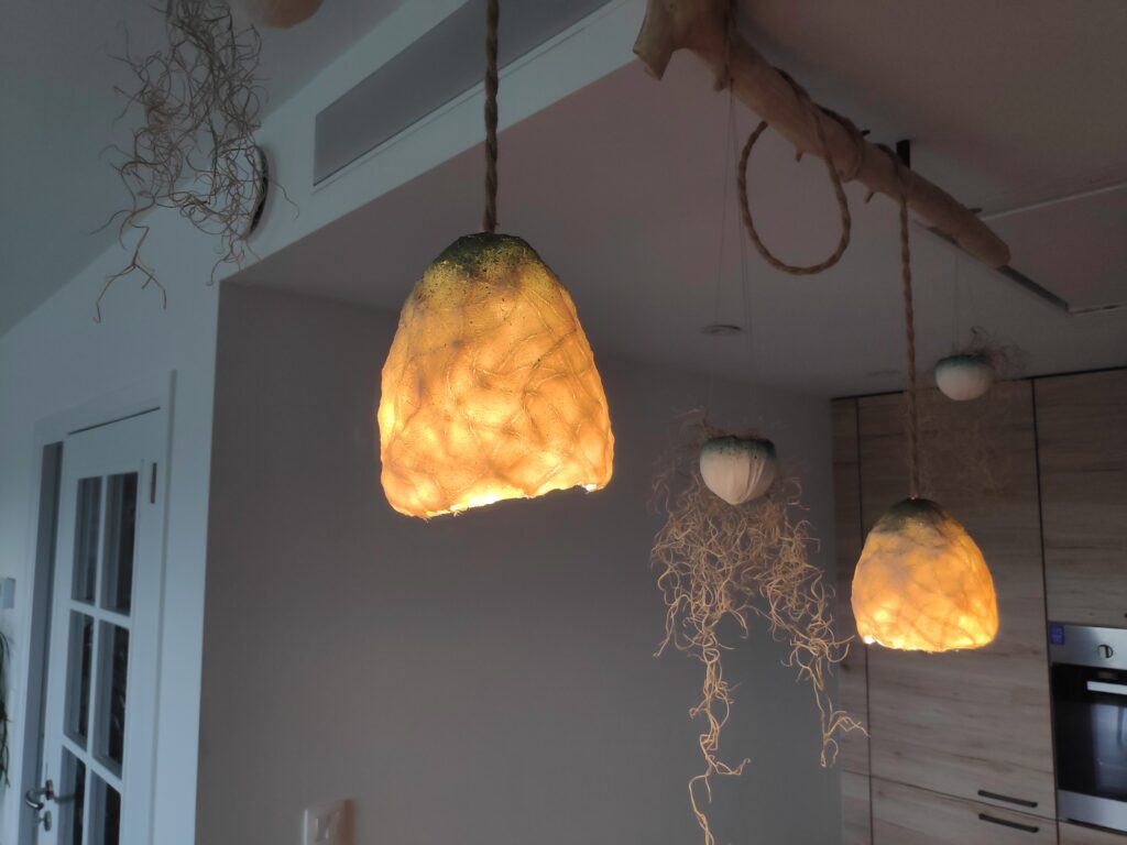 Luminaire sur mesure artisanal en porcelaine et bois, création artisanale belge pour un mariage